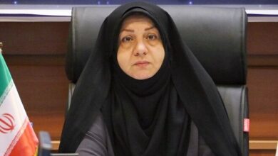 رقیه رحمانی، مدیرکل بهزیستی مازندران در حال تشریح نتایج غربالگری شنوایی (کهن دیاران)